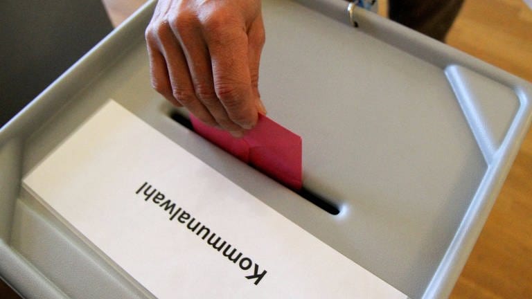 Eine Wahlurne bei einer Kommunalwahl. 