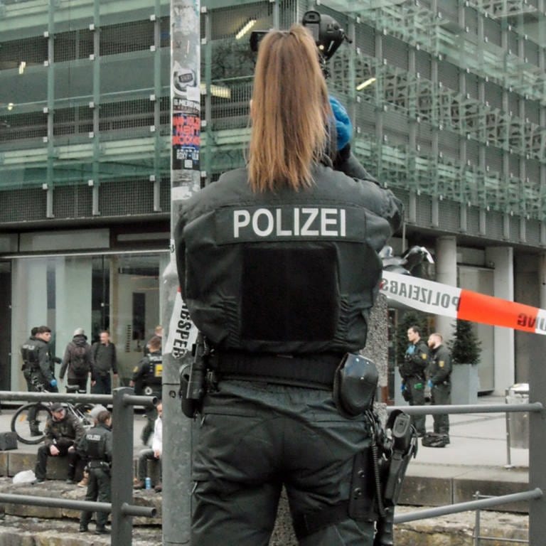 Im Bereich des Ulmer Bahnhofs führte die Polizei am Dienstagnachmittag eine erneute Großkontrolle gegen Straßenkriminalität durch. 