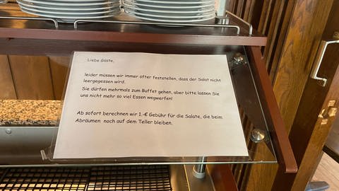 Ein Hinweis am Salat-Buffett Tresen: Wer sich mehr auf den Teller lädt, als er essen kann, zahlt einen Euro Strafgebühr. So kämpft ein Gastwirt aus Westhausen (Ostalbkreis) gegen die Lebensmittelverschwendung. (Foto: SWR)