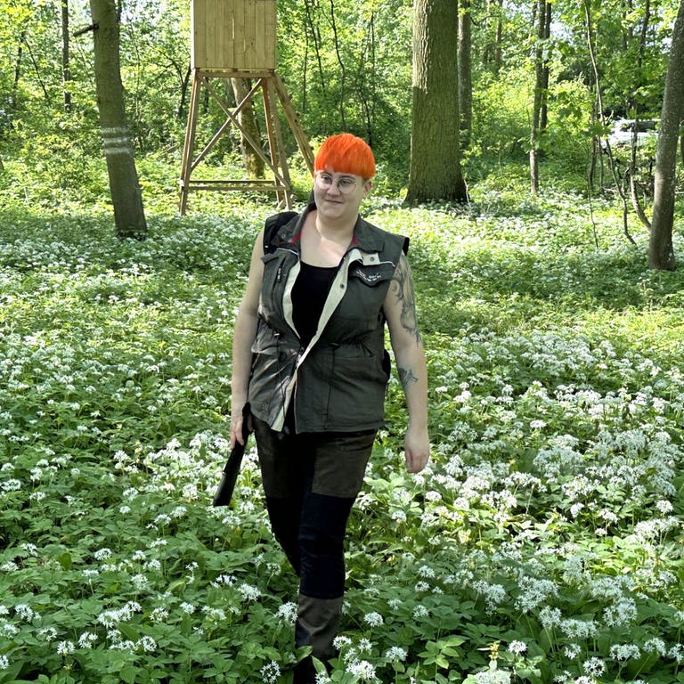 Nicole Bögel aus Blaubeueren (Alb-Donau-Kreis) in Jägerkluft bei der Jagd - die überzeugte Veganerin erlegt und isst auch Wildbret aus heimischen Wäldern. 