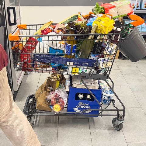 Randvoll gefüllter Einkaufswagen im Supermarkt (Foto: IMAGO, MAGO / Action Pictures)