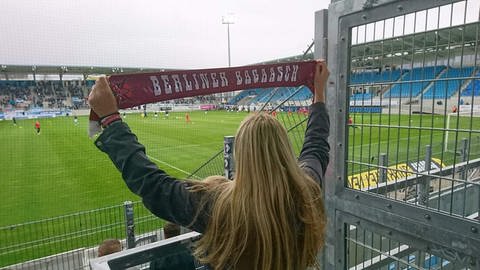 Anne-Marie Hejkal aus Berlin freut sich mit dem Fanclub auf das DFB-Pokalfinale in Berlin im Mai.  (Foto: Berliner Bagaasch)