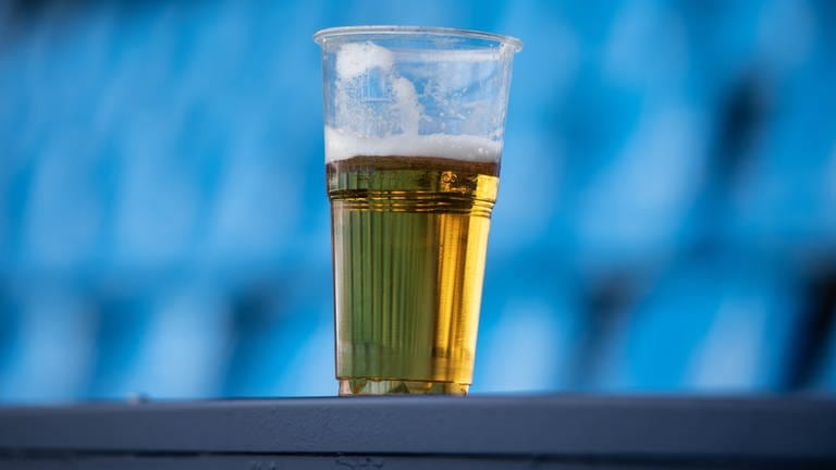 Der 1. FC Kaiserslautern rät, seine Getränke und sein Essen im Stadion nicht unbeaufsichtigt zu lassen. (Foto: dpa Bildfunk, Bernd Thissen)