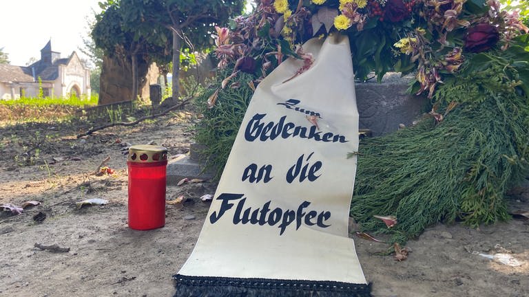 Ein Kranz auf dem Friedhof in Ahrweiler mit der Aufschrift: "zum Gedenken an die Flutopfer"