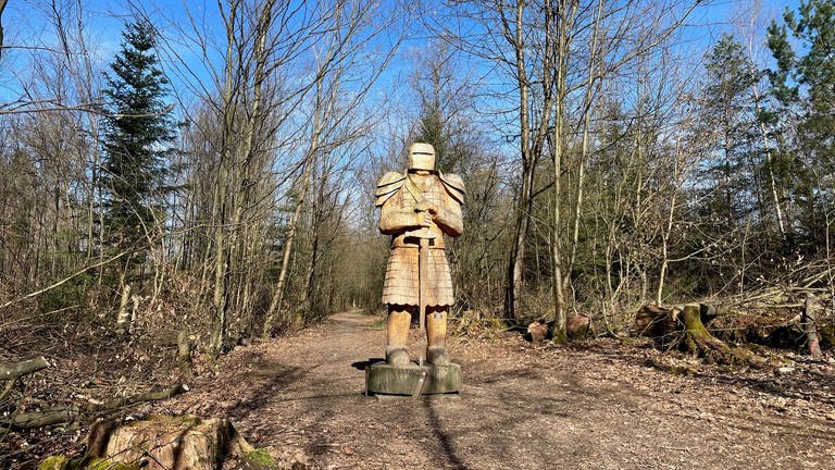 Ritter-Figur auf dem Auenlandweg im Westerwald