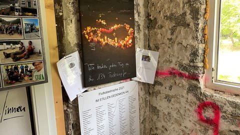 Flut-Gedenken im Ahrtal: Auch in der Vinothek in Bad Neuenahr-Ahrweiler wird mit Fotos und Texten wird an die Opfer der Flutkatastrophe erinnert.