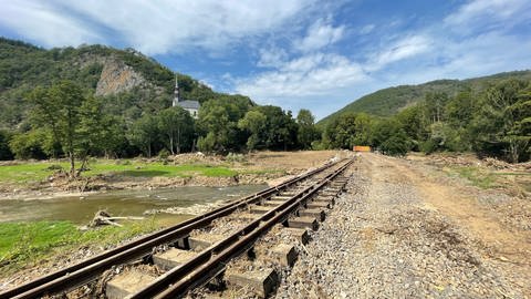 Die zerstörte Bahnstrecke der Ahrtalbahn bei Ahrbrück direkt nach der Flutkatastrophe 2021.