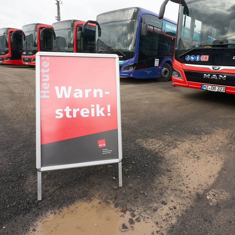 Linienbusse stehen auf dem Betriebshof von DB-Regio.