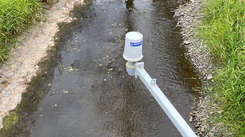 Digitale Pegelmesser an der Prüm zum Schutz vor Hochwasser in der Eifel.