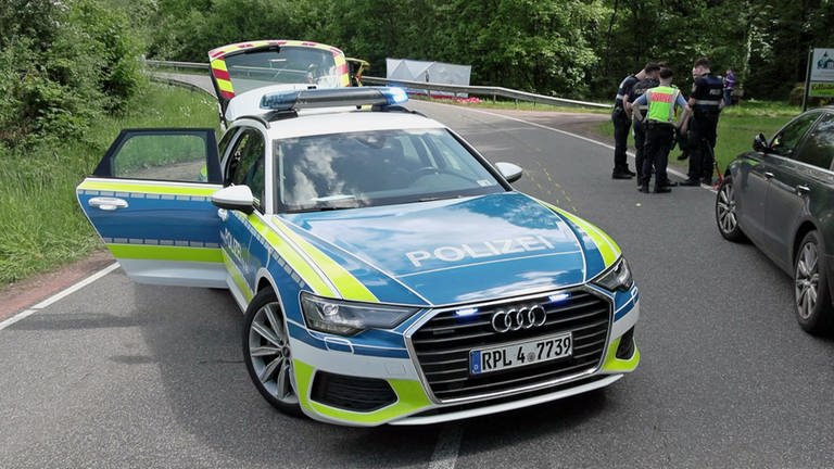 Die Polizei sperrt einen Motorradunfall bei Wincheringen ab