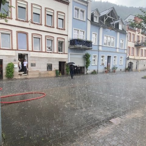 Schon am Sonntag hat es während der Aufräumarbeiten in Zell an der Mosel immer wieder geregnet. Jetzt drohen der Region Trier erneute Regenfälle. (Foto: SWR, Anna-Carina Blessmann)