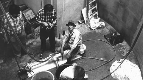 Joseph Beuys bei der Vorbereitung einer seiner Kunstaktionen.