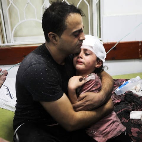 Ein Palästinenser trägt seine verletzte Tochter im Najjar-Krankenhaus nach einem israelischen Luftangriff auf ein Haus in Rafah im südlichen Gazastreifen