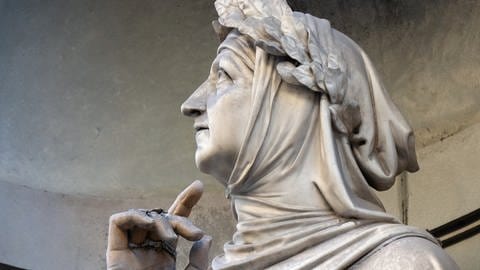 Statue von Francesco Petrarca im Profil