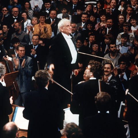 Leonard Bernstein verneigt sich vor dem Publikum beim Gala-Konzert der 9. Sinfonie in Berlin 1989