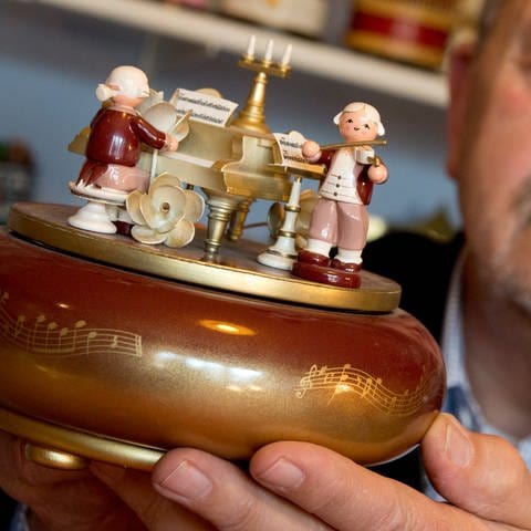 Spieldosen-Bauer Manfred Raum mit einem mechanischen Musikinstrument
