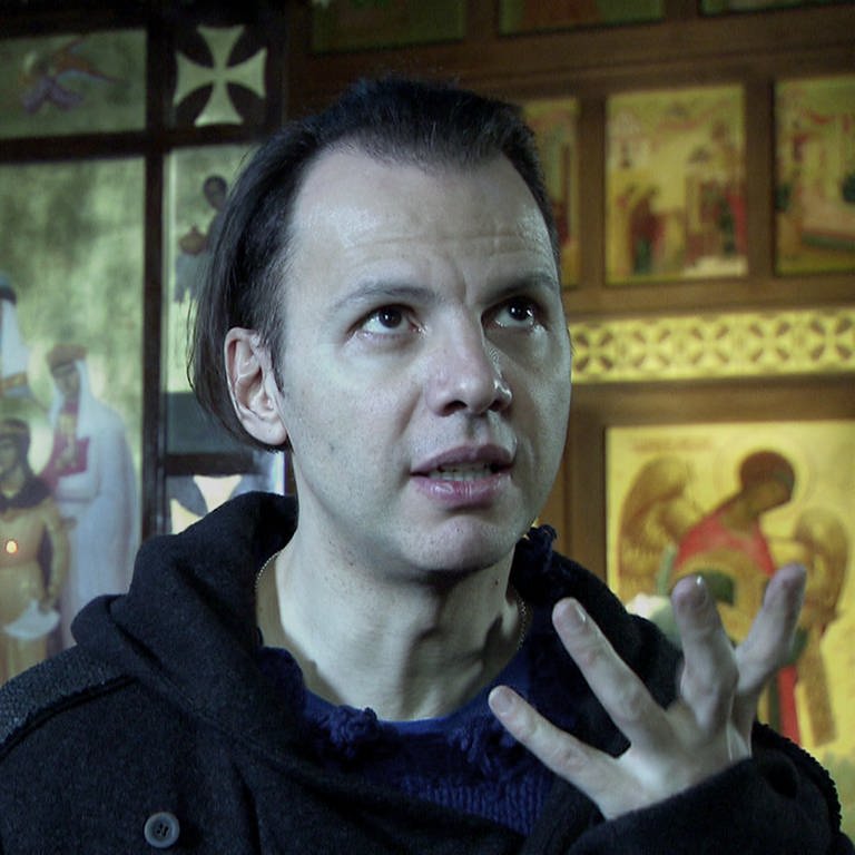 Teodor Currentzis in einer russisch-orthodoxen Kirche