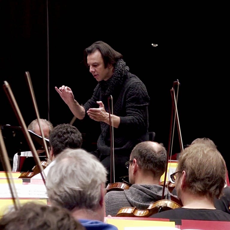 Teodor Currentzis probt mit dem SWR Symphonieorchester