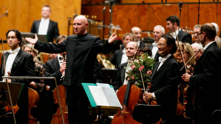 Christoph Eschenbach und das SWR Symphonieorchester nehmen Applaus entgegen
