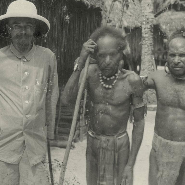 Neuguinea, Deutscher Kolonist mit zwei indigenen Männern  Foto vor 1897