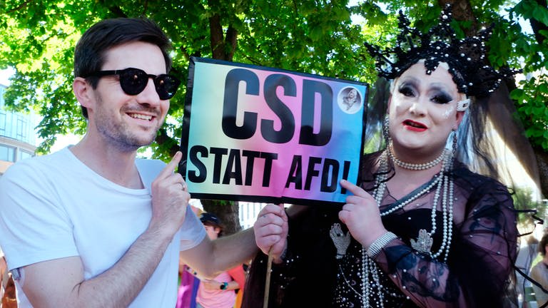 Martin Horn auf dem CSD, hält ein Schild mit der Aufschrift CSD statt AfD.
