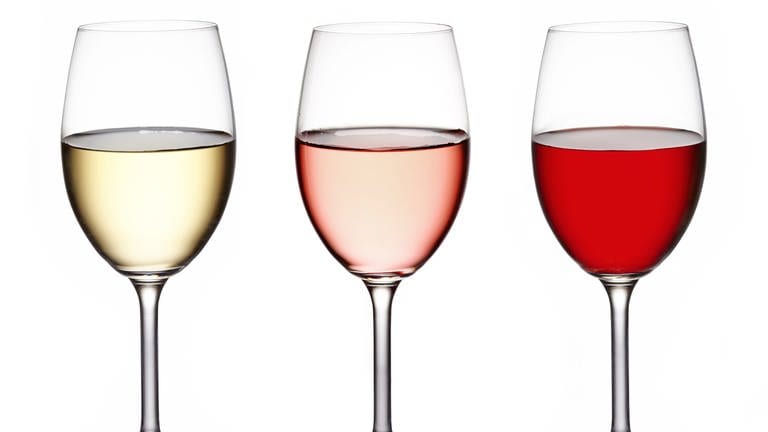 Verschiedene Weine im Glas: Roséwein und Weißherbst entstehen dadurch, dass man rote Trauben relativ schnell abpresst. Der rote Farbstoff ist bei den meisten Traubensorten in den Beerenhäuten. 