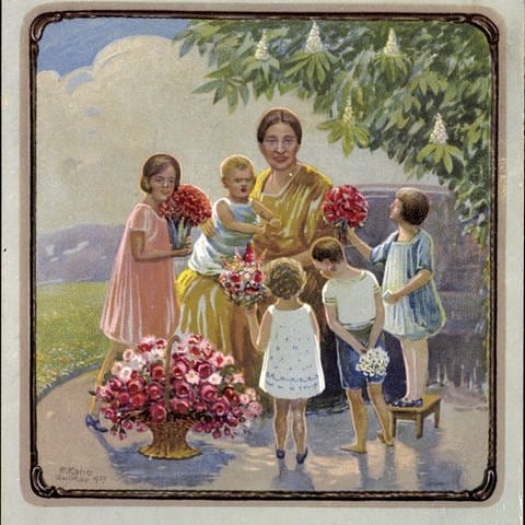 Mutter umringt von fünf Kindern mit Blumen (Grafik): Glückwunschkarte zum Muttertag, um 1935: "Deutscher Muttertag – Die Mutter gedenkt Deiner alle Tage  Gedenket ihrer am Muttertage"