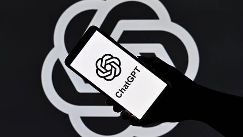 Das Bild zeigt das Logo des Chatbots Chat-GPT auf einem Handy.