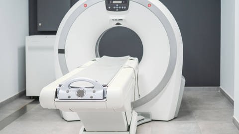 Ein MRT in einem Krankenhaus. In dieses Gerät mussten sich die Testpersonen reinlegen und ihre Veränderungen im Hirn wurden gemessen.