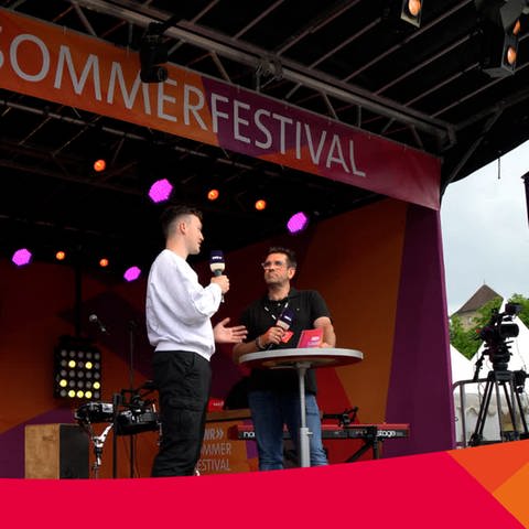 Marco Artmann redet auf der Kleinen Festivalbühne über seinen Podcast „Opa lass reden".