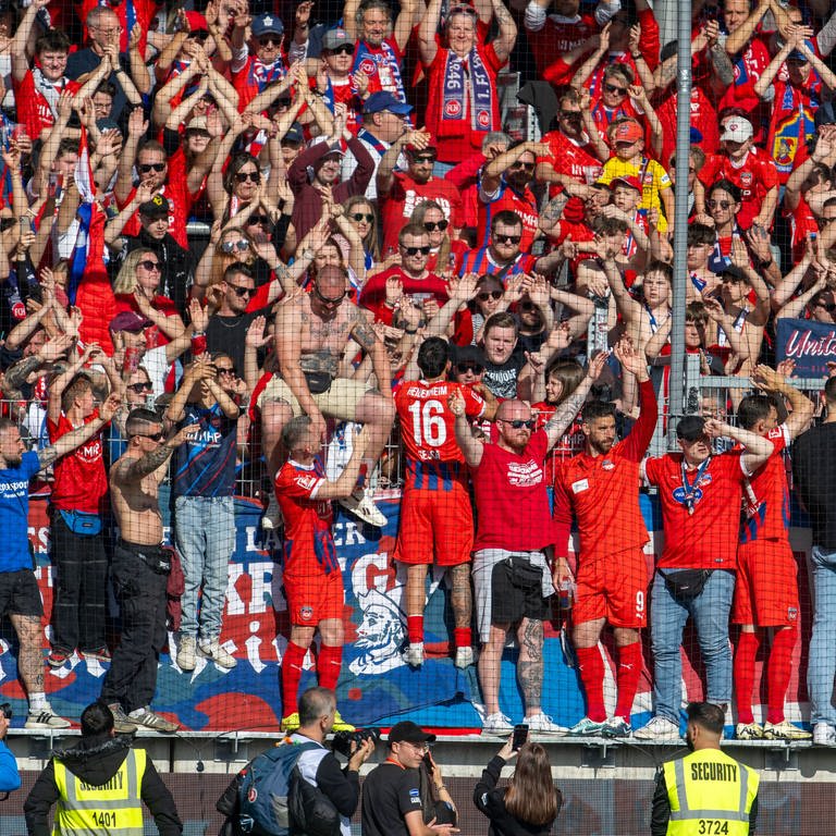 Der 1. FC Heidenheim feiert mit den Fans das 4:1 gegen Köln