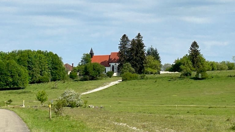 Markant auf einer Hochebene gelegen sieht man schon von Weitem die Kirche von Gruorn. Das Dorf bei Reutlingen ist mittlerweile ein Lost Place. 