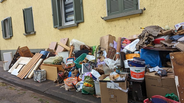 Müllberg in Zweibrücken nach Hochwasser