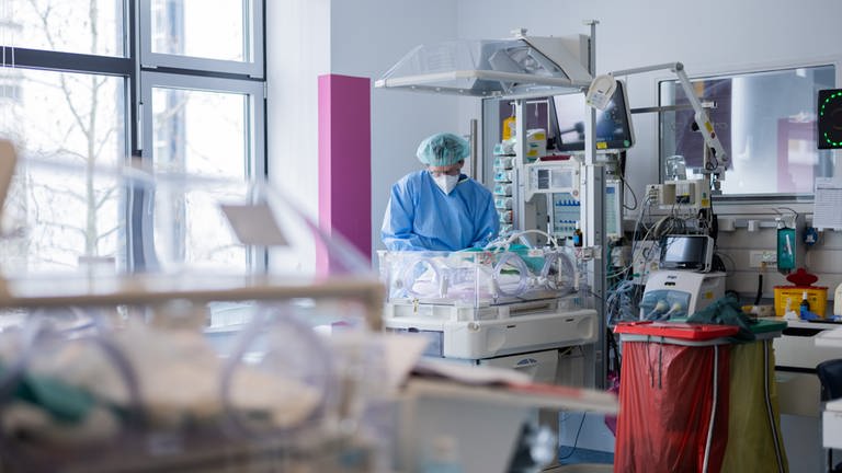 Ein Oberarzt in Essen untersucht ein Neugeborenes in der Klinik für Kinderheilkunde des Universitätsklinikums Essen (Archiv) (Foto: dpa)