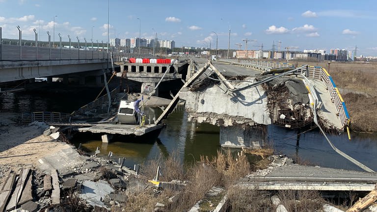 Die zerstörte Romanowski-Brücke in Irpin. (Foto: Andrea Beer/ ARD-Studio Kiew)