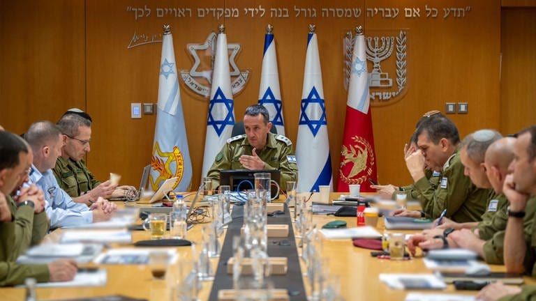 Israels Generalstabschef Herzi Halevi leitet in einem Sitzungssaal Beratungen zu dem iranischen Angriff auf Israel. (Foto: AFP)