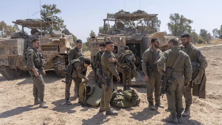 Archiv: Israelische Soldaten stehen neben Mannschaftstransportern in der Nähe der Grenze zwischen Israel und Gaza. (Foto: dpa)
