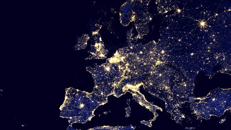 Europa bei Nacht aus dem Weltraum aufgenommen (Archivbild: 2012) (Foto: picture alliance / World History)