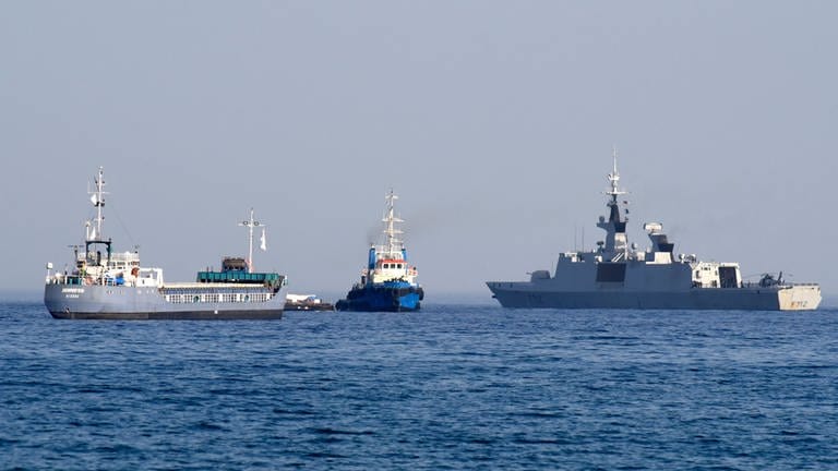 Drei Schiffe mit Hilfsgütern für den Gazastreifen liegen vor dem Hafen in Larnaka (Zypern). (Foto: AFP)