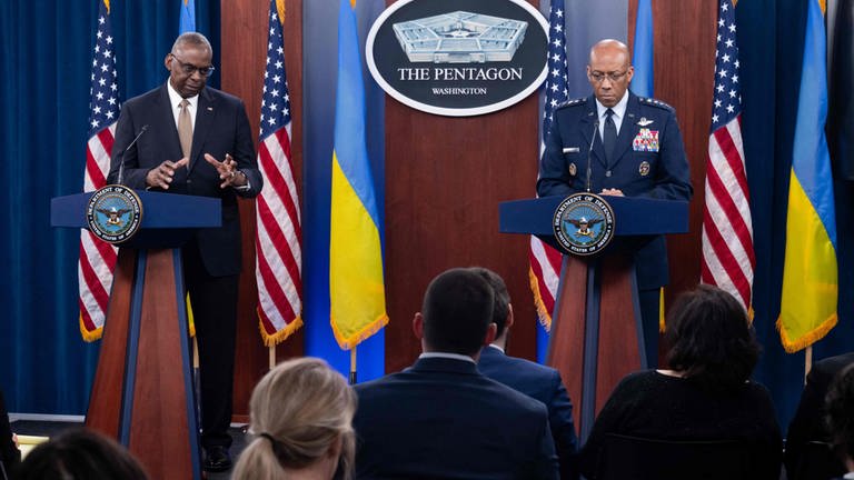 US-Verteidigungsminister Lloyd Austin (links) und US-General Charles Brown während einer Pressekonferenz. (Foto: AFP)