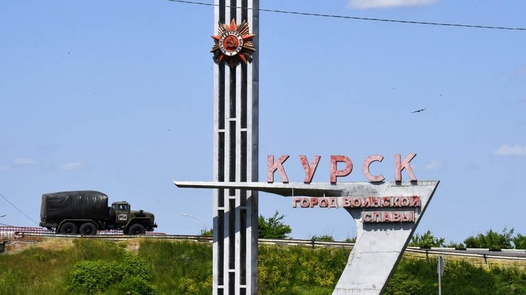 Schild am Eingang der westrussischen Stadt Kursk: "Kursk: Stadt des militärischen Ruhms" (Foto: AFP)