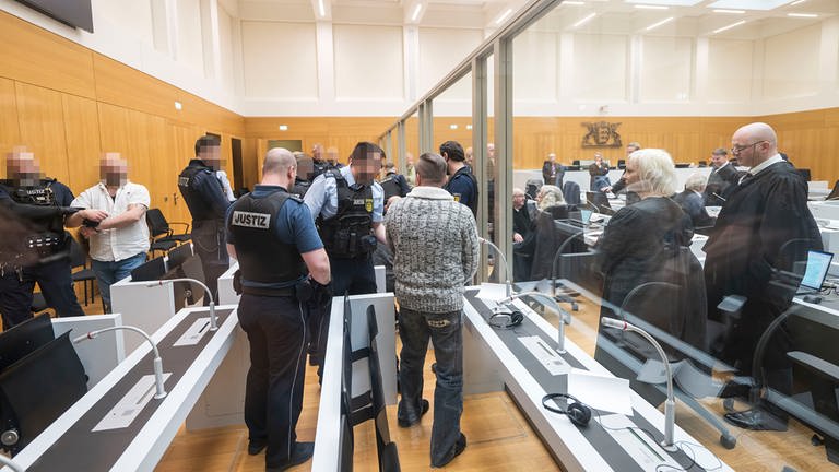 Die Angeklagten treffen am ersten Tag des "Reichsbürger"-Prozesses im Gerichtssaal in Stuttagrt ein. (Foto: EPA)