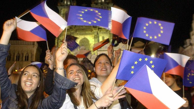 In Prag feiern Bürger am 30.4.2004 den Beitritt Tschechiens zur EU. (Foto: picture-alliance / dpa/dpaweb)