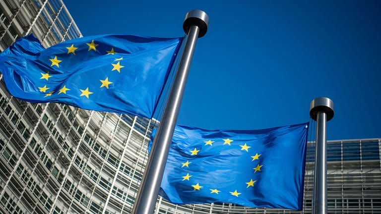 EU-Flaggen wehen vor der Zentrale der EU-Kommission in Brüssel (Foto: picture alliance/dpa)