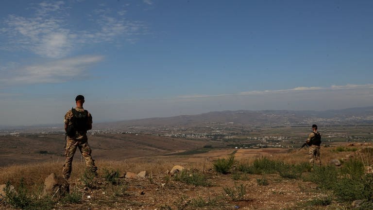 Libanesische Soldaten der 1. Grenzbrigade sichern ein Gebiet in der Gegend von Wadi Khaled an der libanesisch-syrischen Grenze im Nordlibanon, in das täglich Hunderte von syrischen Flüchtlingen illegal geschmuggelt werden (Archivbild). (Foto: dpa)
