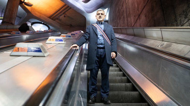 Sadiq Khan, Bürgermeister von London, steht auf einer Rolltreppe der Londoner U-Bahn. (Foto: dpa)