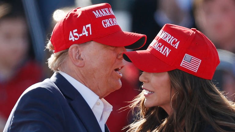 Donald Trump und Kristi Noem (Foto: AFP)