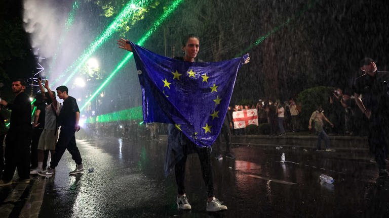 Eine Demonstrantin mit einer EU-Flagge auf dem Rustaweli-Boulevard vor dem Parlament in Georgiens Hauptstadt Tiflis (Foto: AFP)