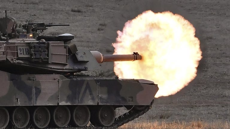 Ein Abrams-M1A1-Panzer beim Abfeuern eines Schusses (Foto: AFP)