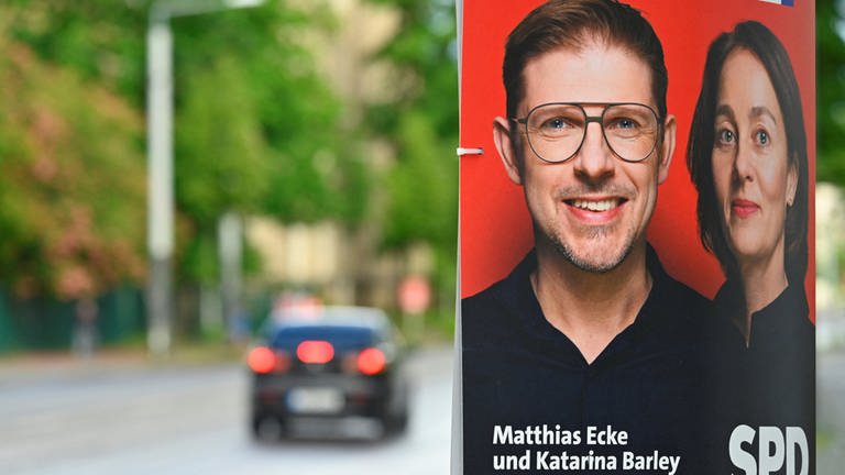Auf einem Wahlplakat der SPD Sachsen sind Matthias Ecke und Katarina Barley zu sehen.